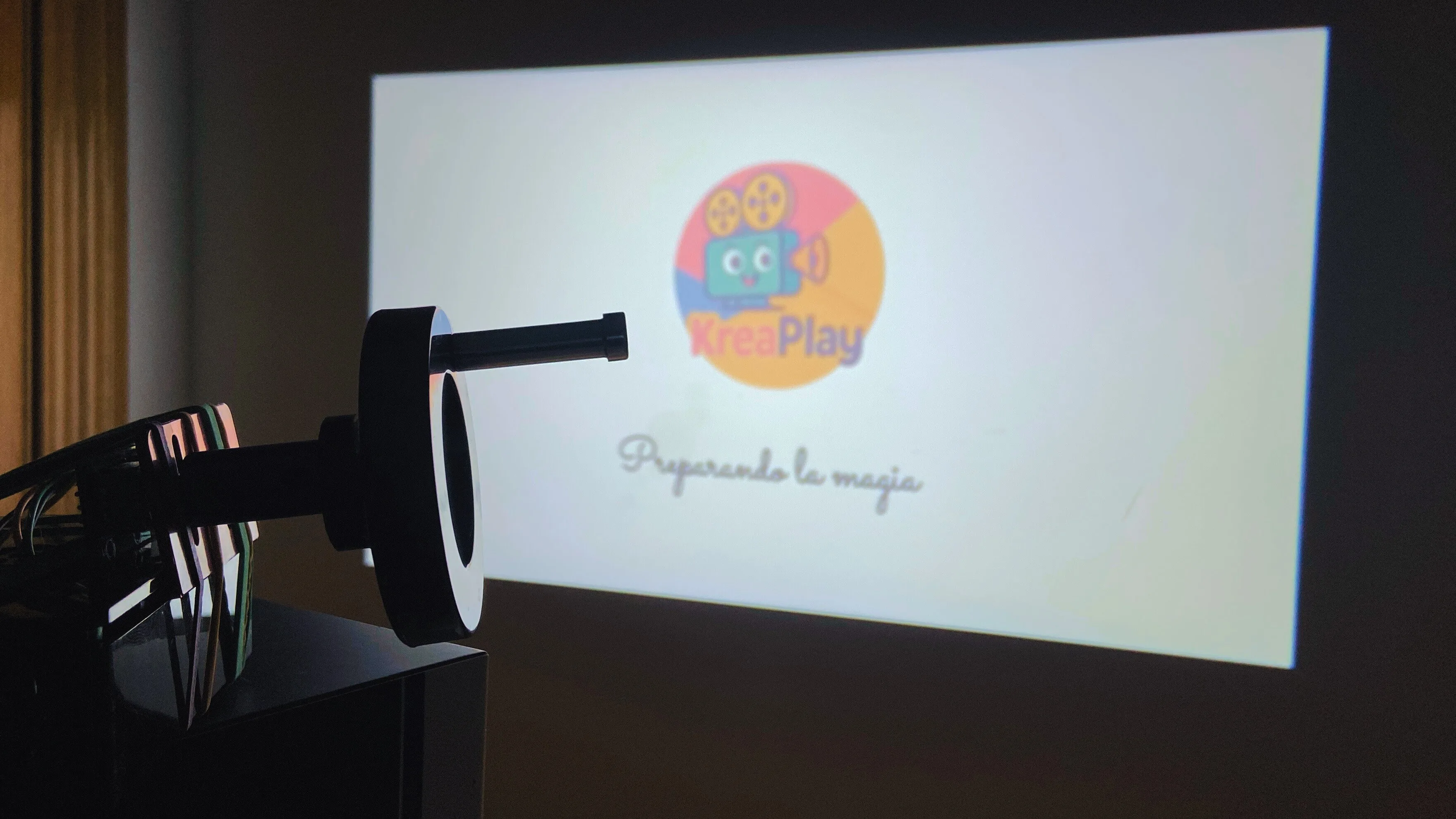 Un cuento proyectado en la pared con KreaPlay